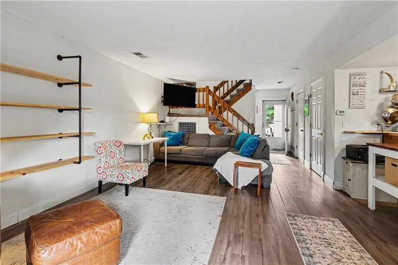 3888 Harbor Dr, Lee's Summit, MO 64082