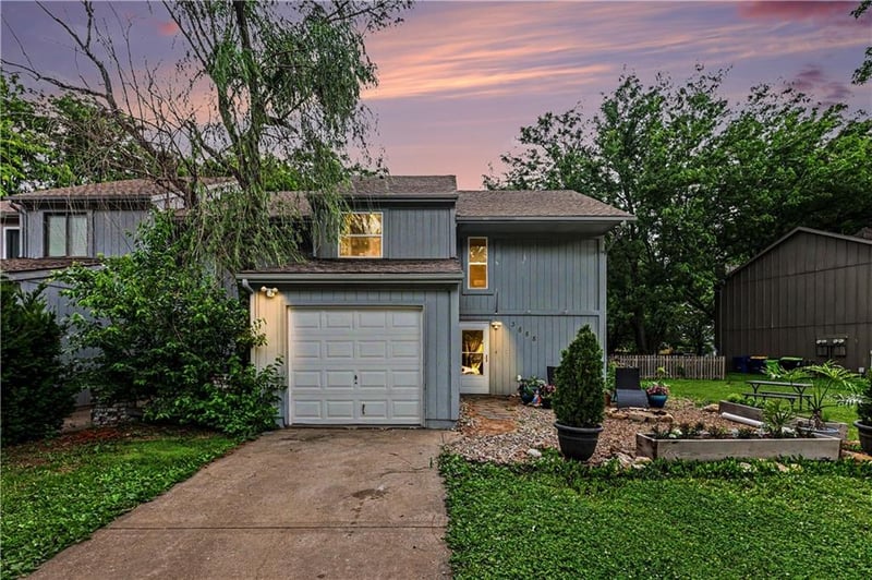 3888 Harbor Dr, Lee's Summit, MO 64082