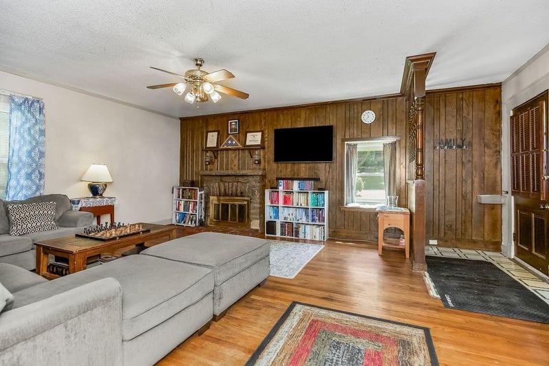 558 Arlington Ave, Independence, MO 64053