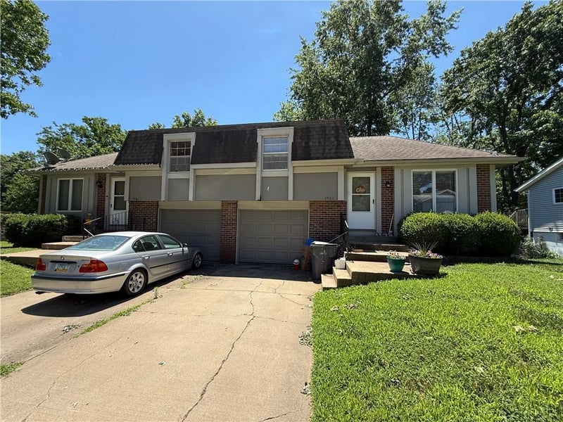 1903 Lindenwood Cir, Olathe, KS 66062