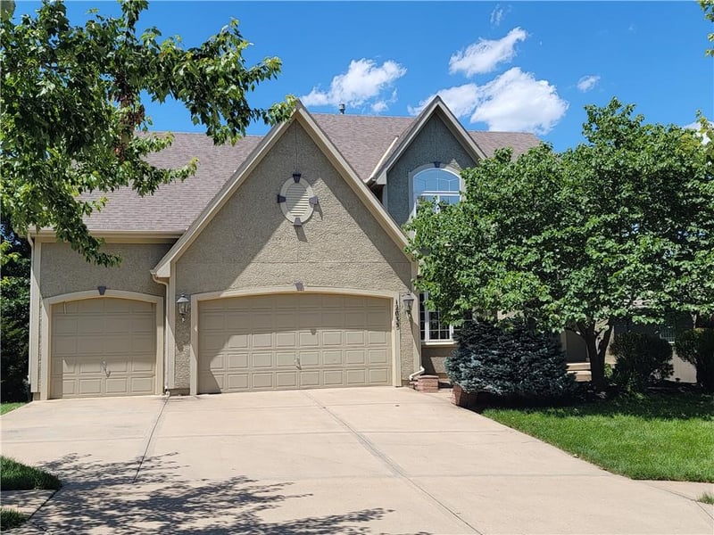 12035 Sunray Dr, Olathe, KS 66061