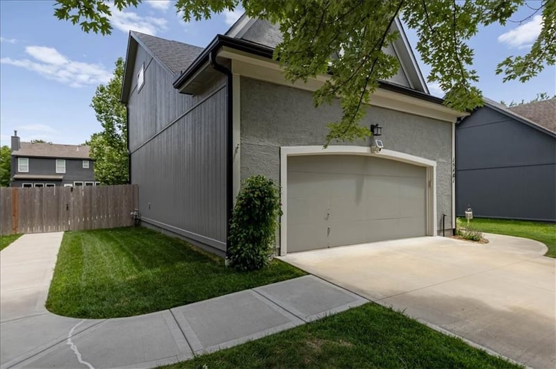 15481 Wyandotte Dr, Olathe, KS 66062