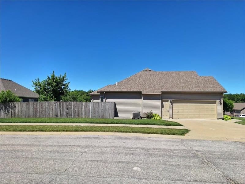 4010 Greywood Ln, St Joseph, MO 64505