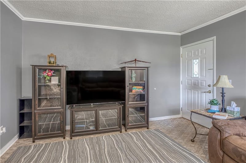 335 9th St, Baxter Springs, KS 66713