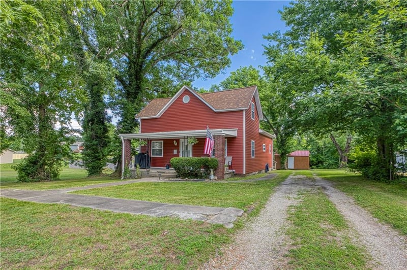 335 9th St, Baxter Springs, KS 66713