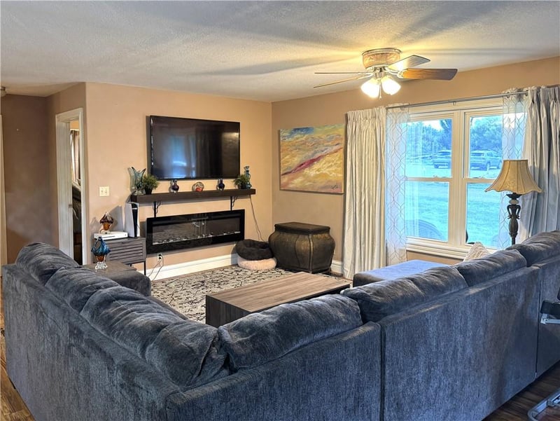 97 Iowa Dr, Linn Valley, KS 66040