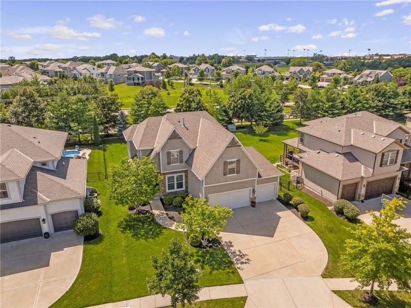 8608 W 165 Pl, Overland Park, KS 66085