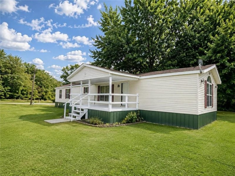 809 9th St, Baxter Springs, KS 66713