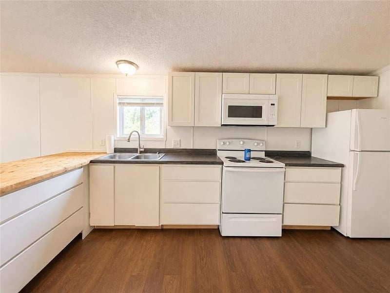 809 9th St, Baxter Springs, KS 66713
