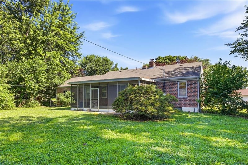 10101 69th St, Raytown, MO 64133