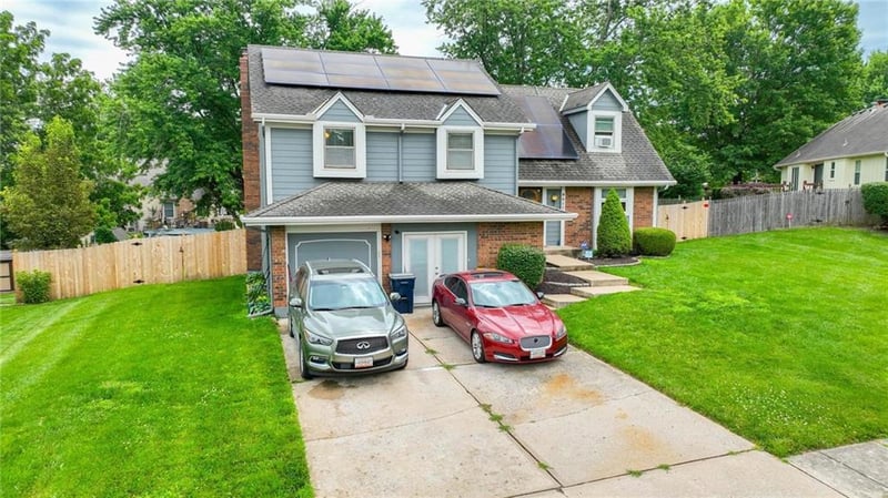 9017 Crescent Ct, Kansas City, MO 64138