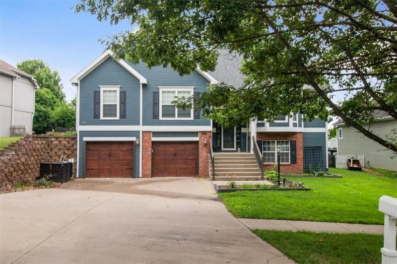 4403 Kensington Dr, St Joseph, MO 64506