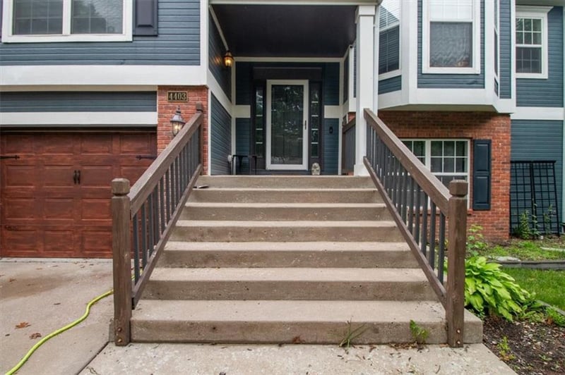 4403 Kensington Dr, St Joseph, MO 64506