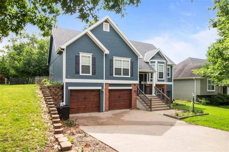 4403 Kensington Dr, St Joseph, MO 64506