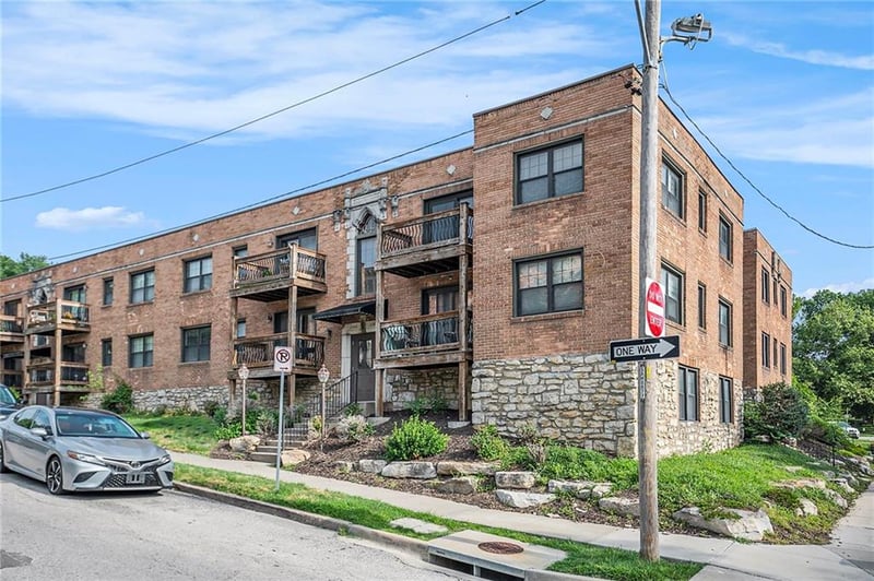 1104 46th St #2, Kansas City, MO 64111