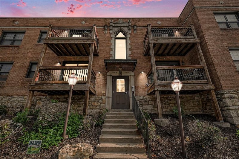 1104 46th St #2, Kansas City, MO 64111