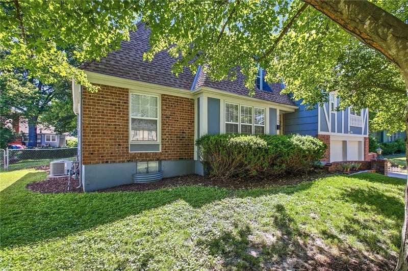 1109 Queens Pl, Kansas City, MO 64131