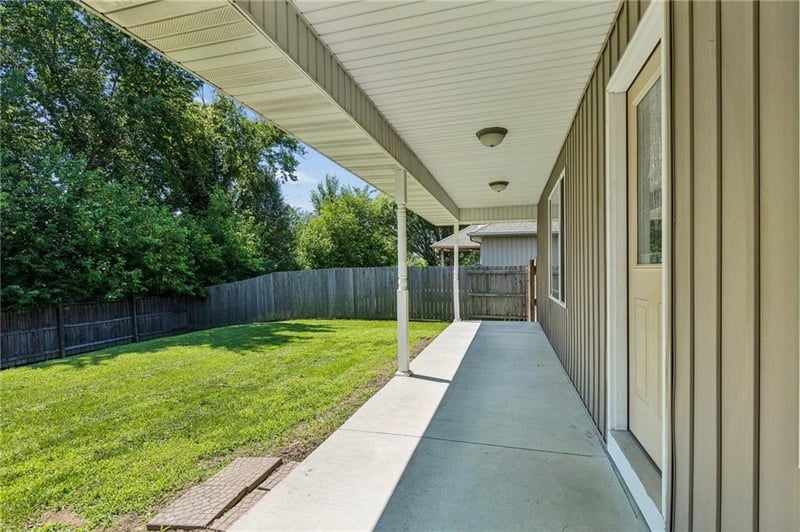 21809 Lombardo Ln, Peculiar, MO 64078