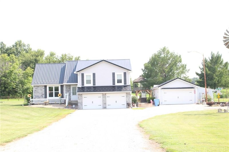 22215 Parallel Rd, Tonganoxie, KS 66086