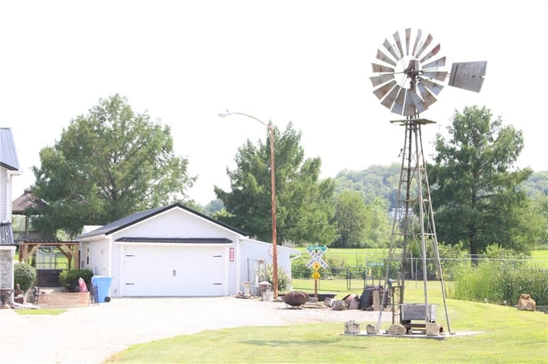 22215 Parallel Rd, Tonganoxie, KS 66086