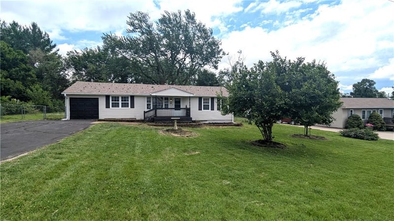 411 Cogan Ln, Independence, MO 64050