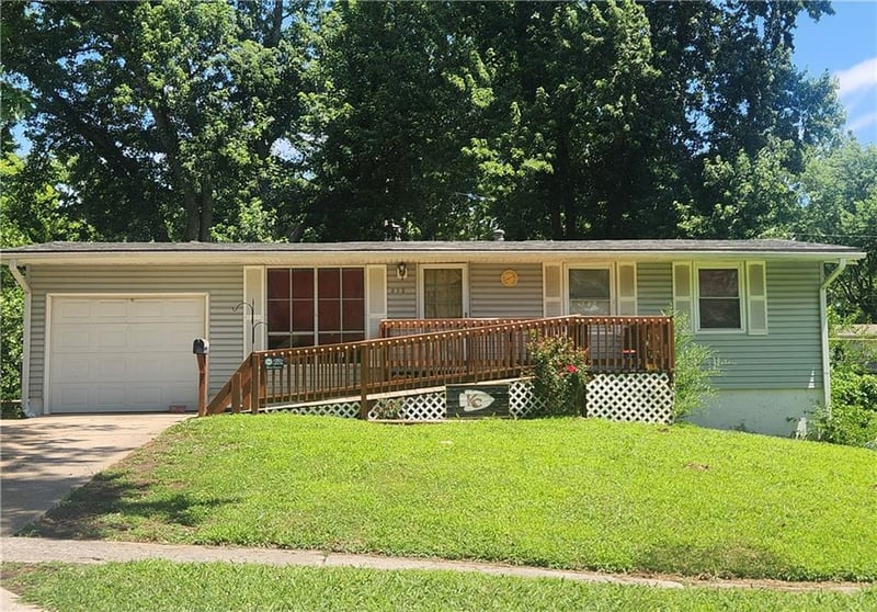 313 Geronimo Dr, Independence, MO 64056