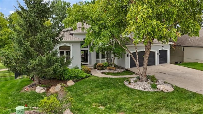 9920 Skyview Ln, Lenexa, KS 66220