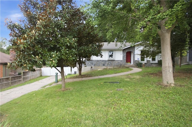 5925 Haskins St, Shawnee, KS 66216