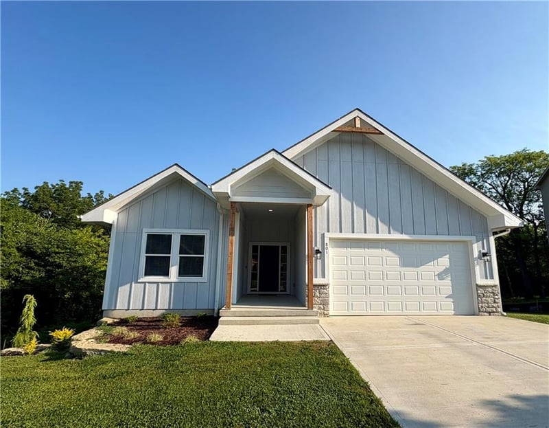 801 Colonial Dr, Pleasant Hill, MO 64080