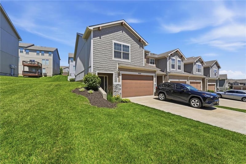 7370 Griffey St, Parkville, MO 64152