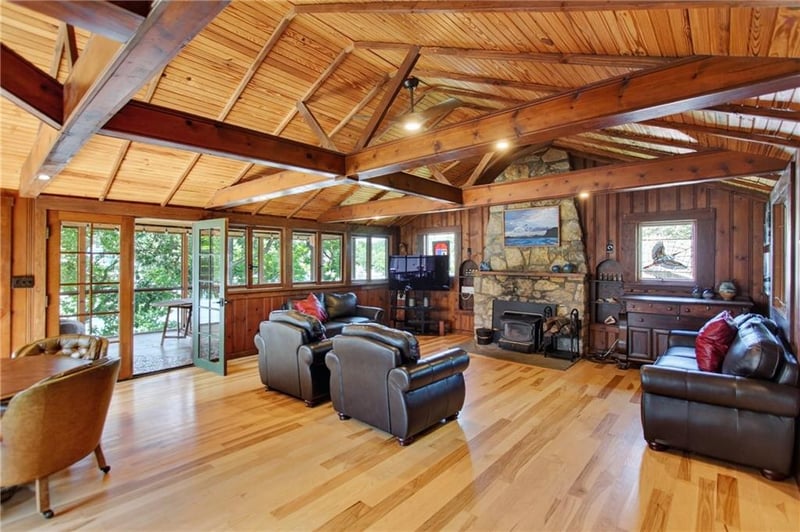 31 H St, Lake Lotawana, MO 64086
