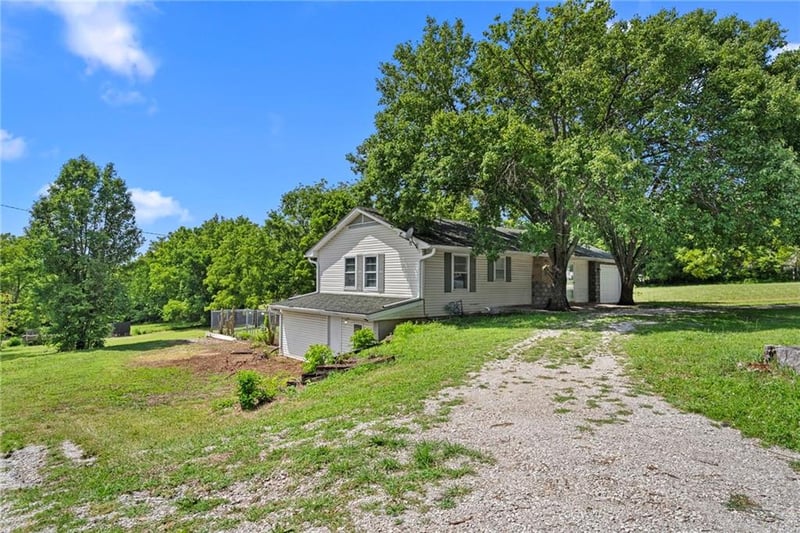 506 Bynum Rd, Lone Jack, MO 64070