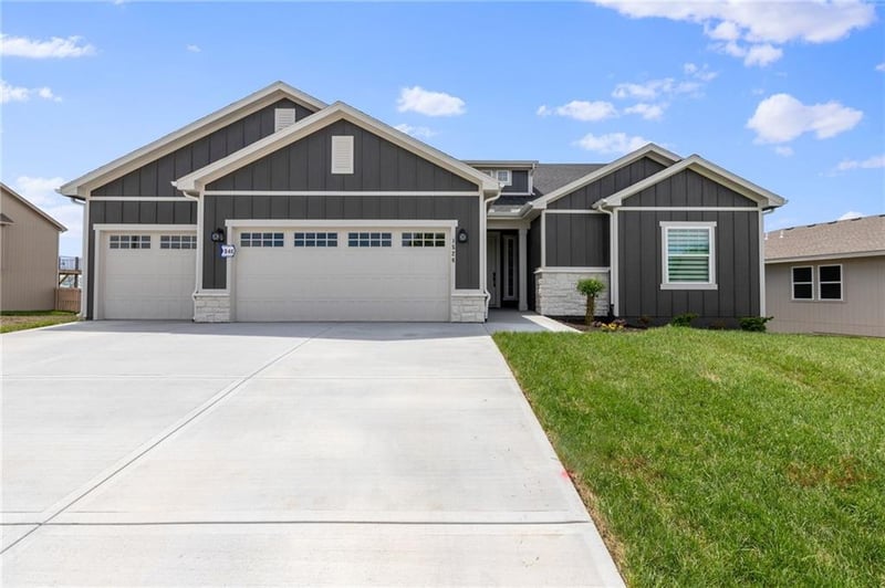 1386 163rd Ct, Basehor, KS 66007