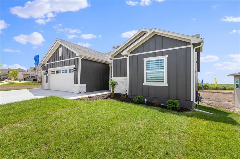 1386 163rd Ct, Basehor, KS 66007