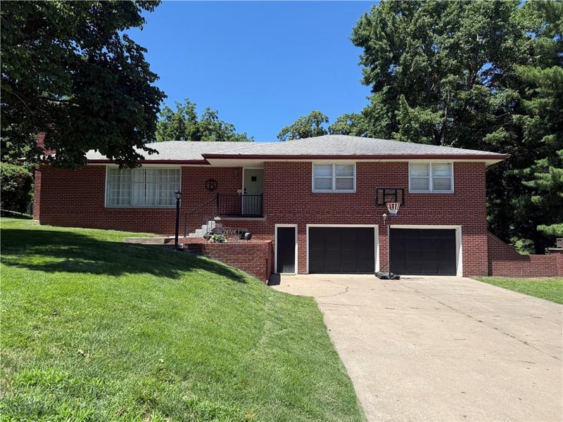 29 Stonecrest Ter, St Joseph, MO 64506