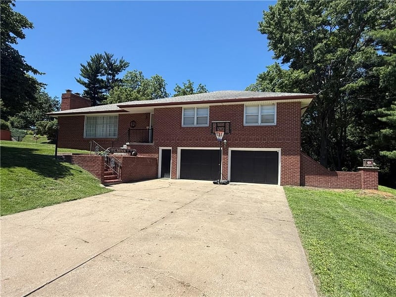 29 Stonecrest Ter, St Joseph, MO 64506