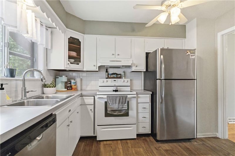 5516 97th St, Overland Park, KS 66207