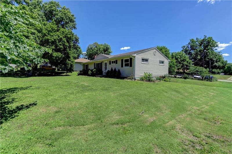 2111 N 33rd St, St Joseph, MO 64506