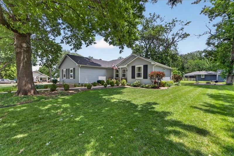 301 S Elm St, Louisburg, KS 66053