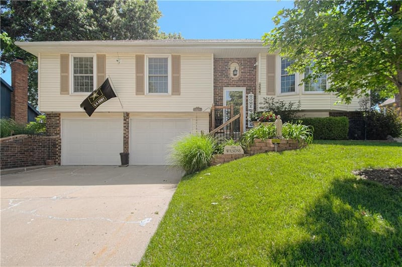 204 Brittany Dr, Olathe, KS 66061