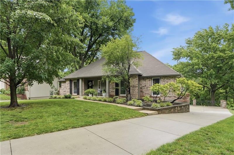 1704 Weatherstone Dr, Blue Springs, MO 64015