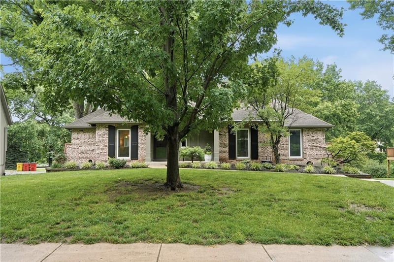 1704 Weatherstone Dr, Blue Springs, MO 64015