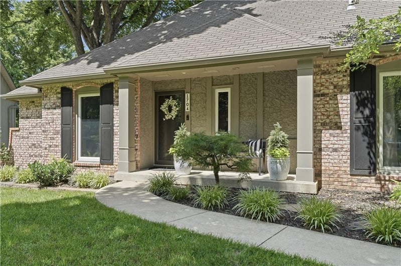 1704 Weatherstone Dr, Blue Springs, MO 64015