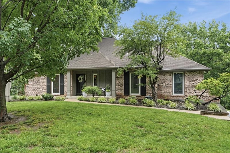 1704 Weatherstone Dr, Blue Springs, MO 64015