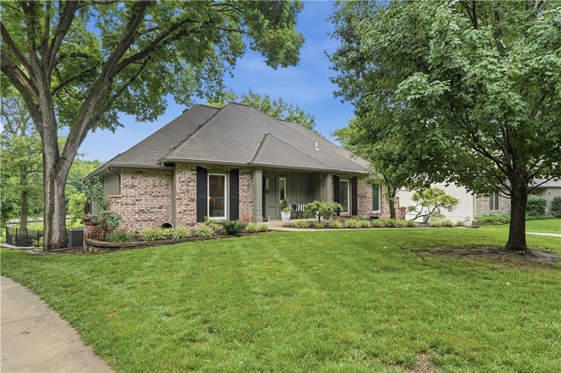 1704 Weatherstone Dr, Blue Springs, MO 64015