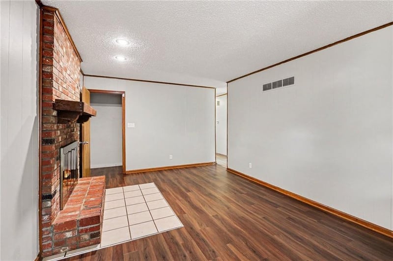 11047 Spring Valley Rd, Kansas City, MO 64134