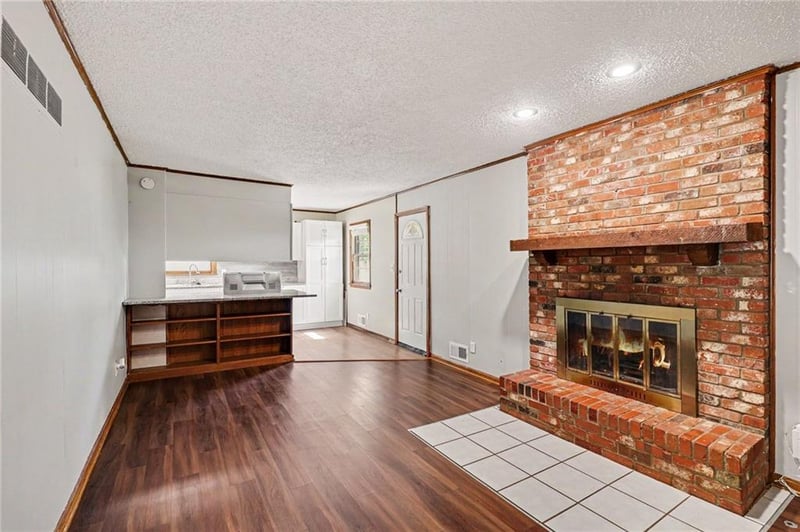11047 Spring Valley Rd, Kansas City, MO 64134