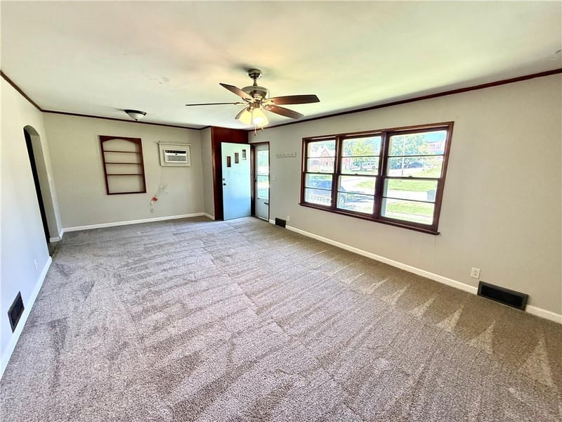 802 Roseberry St, Hopkins, MO 64461