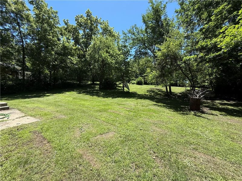 802 Roseberry St, Hopkins, MO 64461