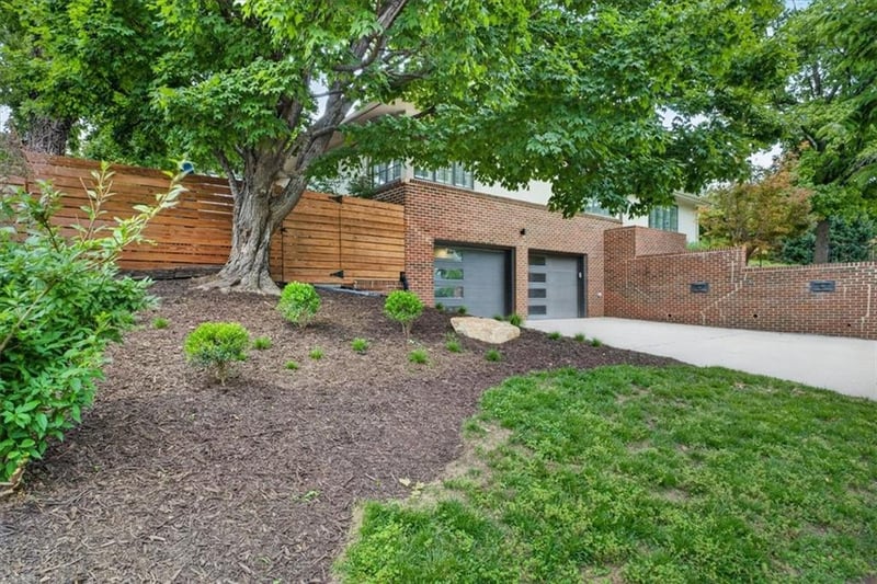 1624 50th St, Kansas City, MO 64112